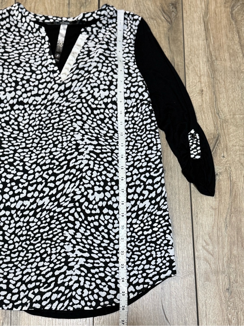Kensie Animal Print Blouse Black White Relaxed V Neck Roll Tab 3/4 Sleeve Small - Picture 10 of 15